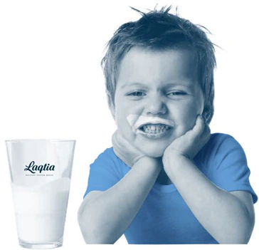 El niño y su vaso de leche