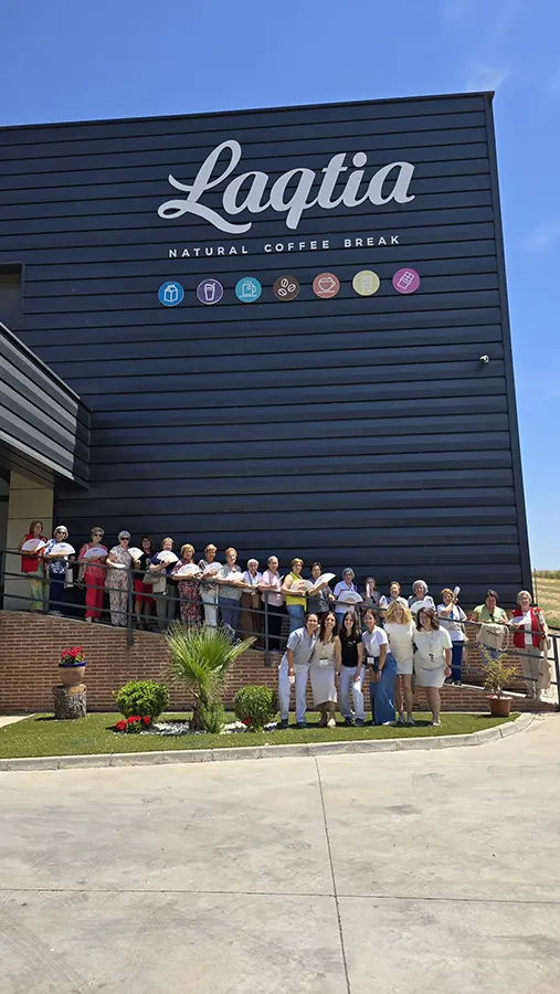 Imagen de las mujeres de la asociación en Toledo e la Cruz Roja, en su visita a Laqtia 
